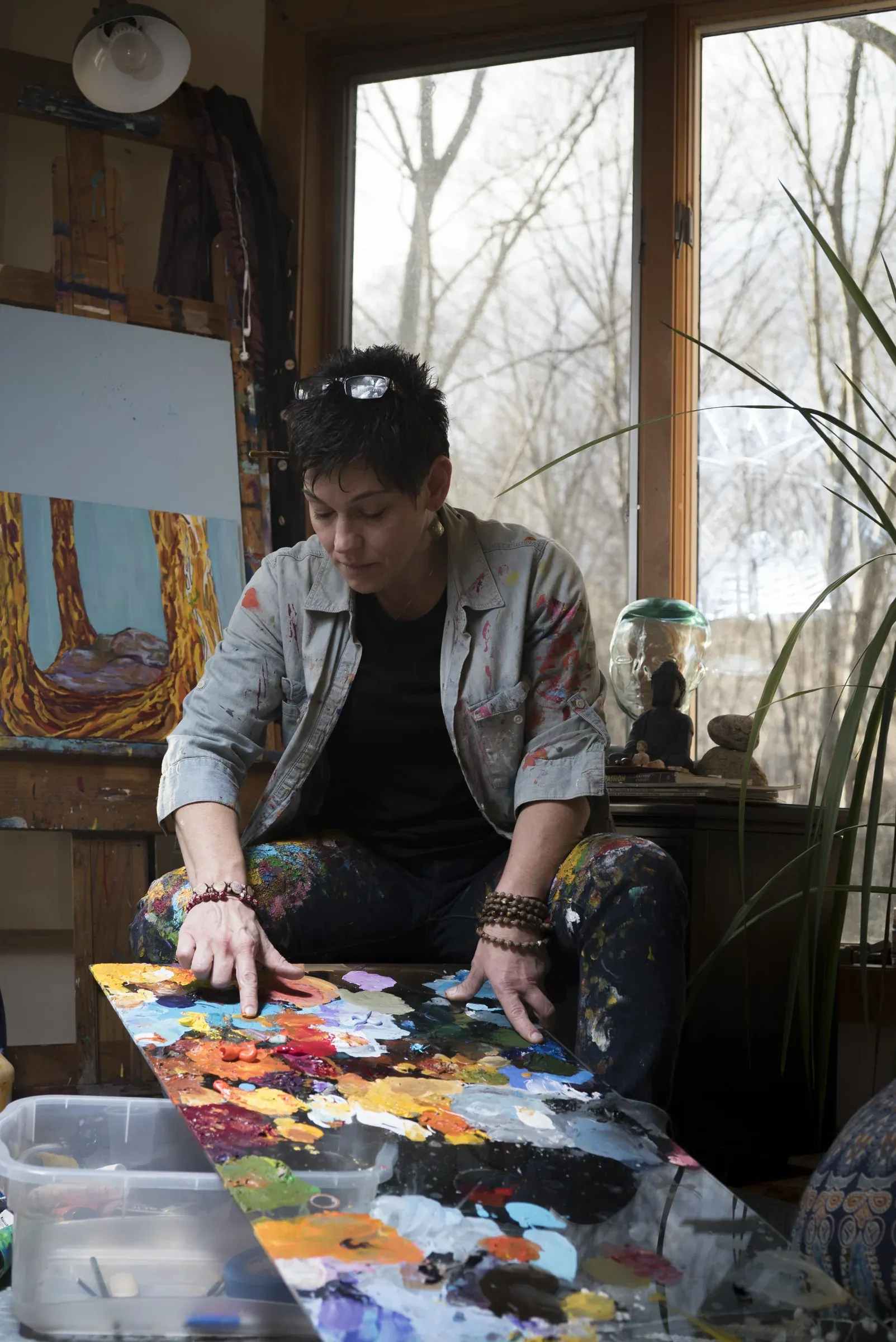 A painter working with a palette inside the studio.