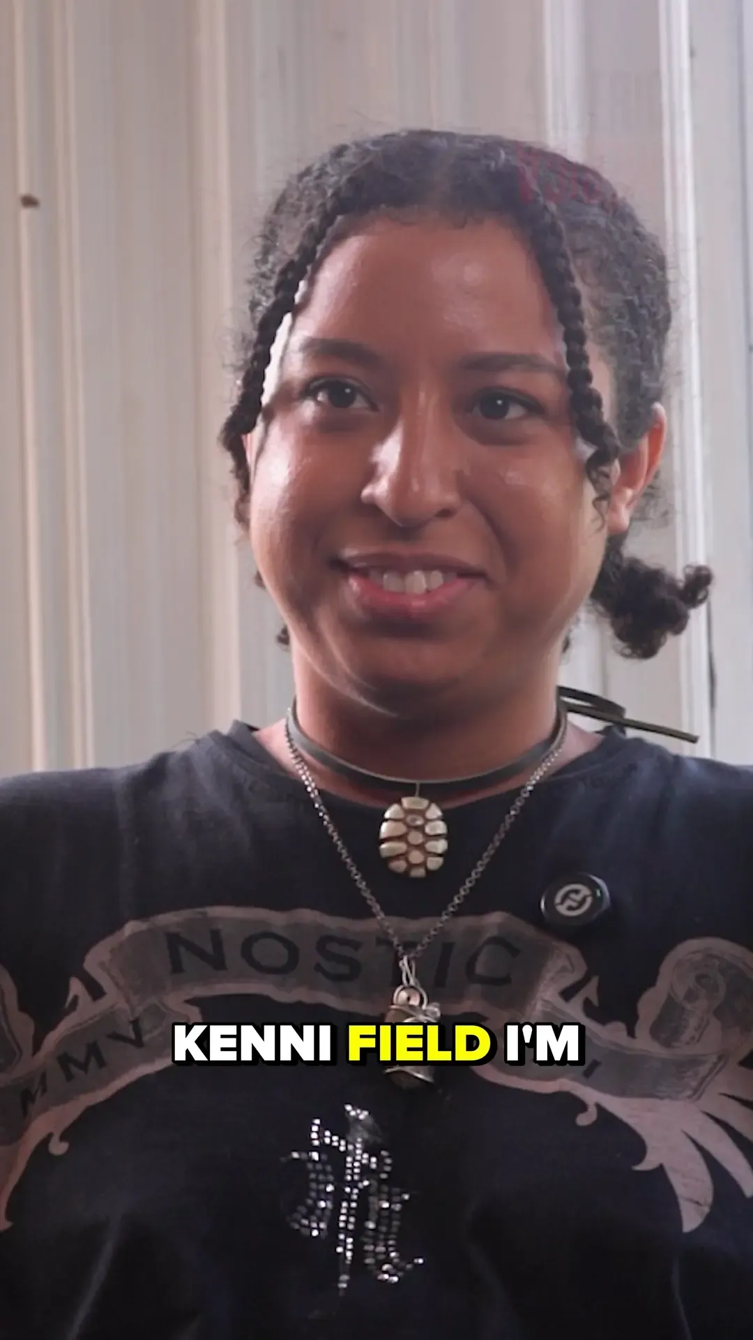 Kenni Field seated for an America // América artist interview.
