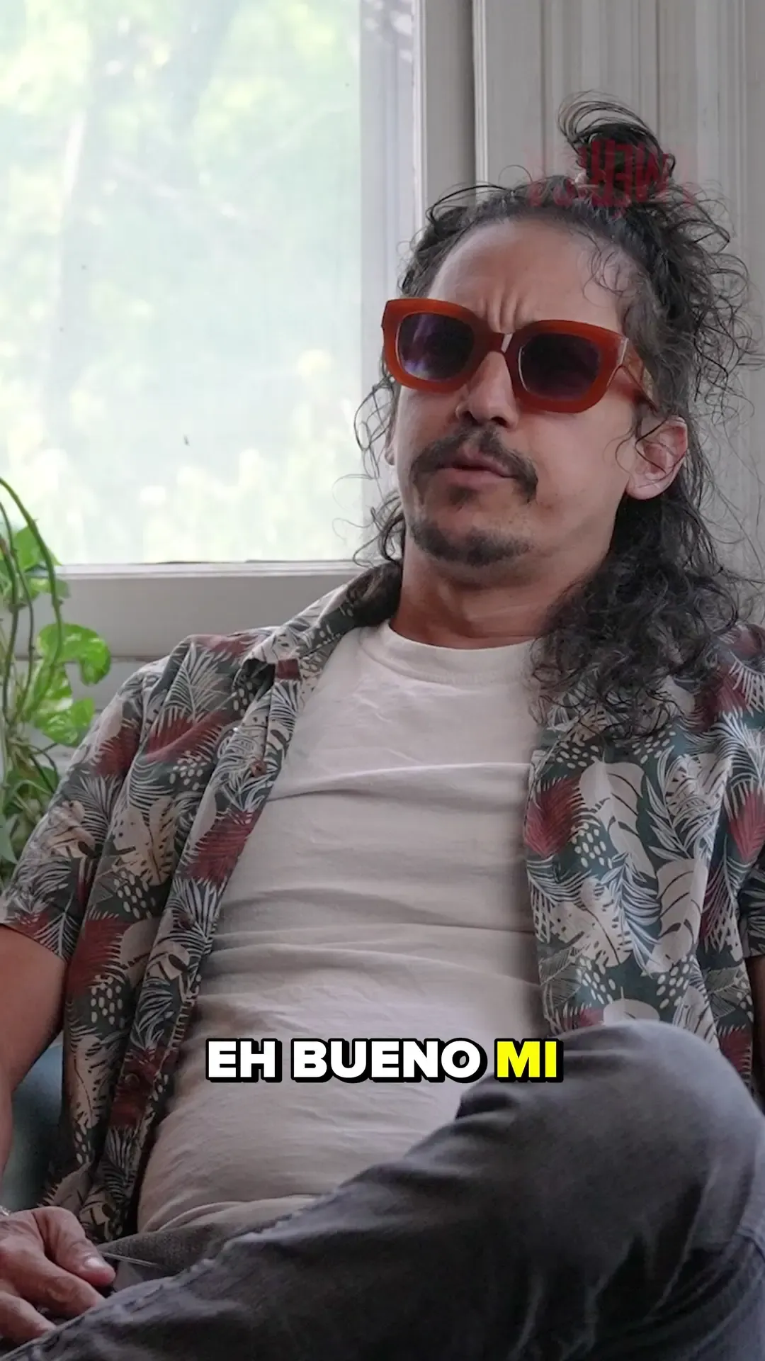 Yoanny seated for an America // América artist interview.